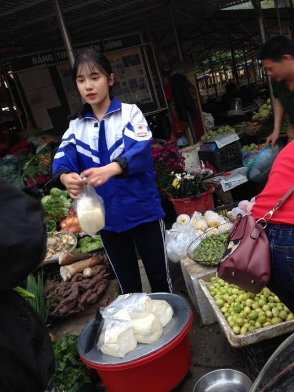越南高二女生帮妈妈卖豆腐成网红 网友直呼要来应征她的男朋友