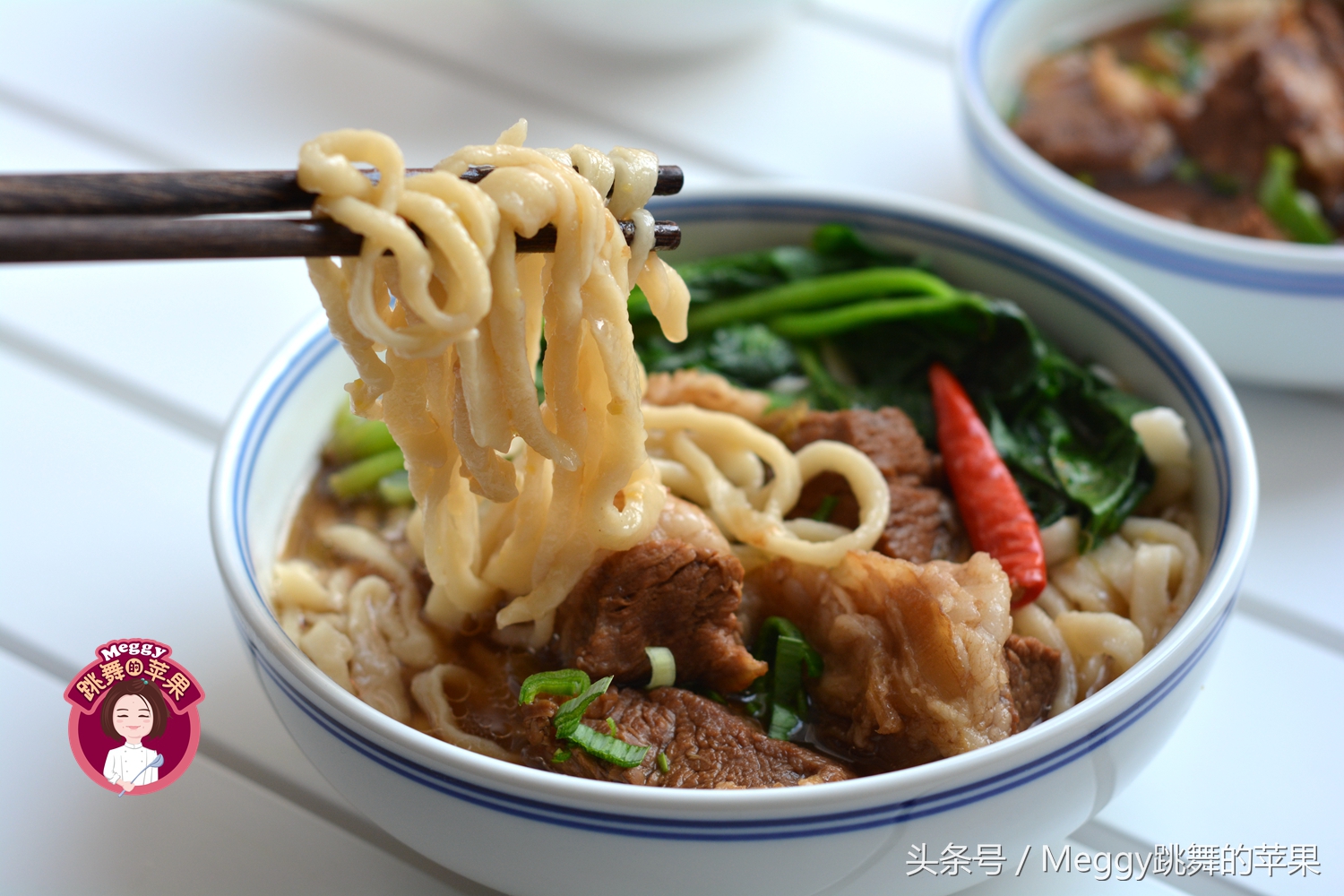 湯濃肉爛的牛肉手擀麵,媽媽做的,吃了幾十年也吃不膩!