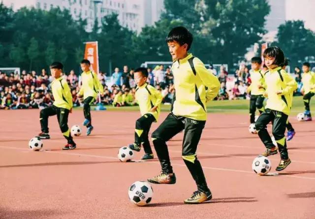 校园足球特色学校,除了教学,训练和比赛以外,也可以通过大课间做操来