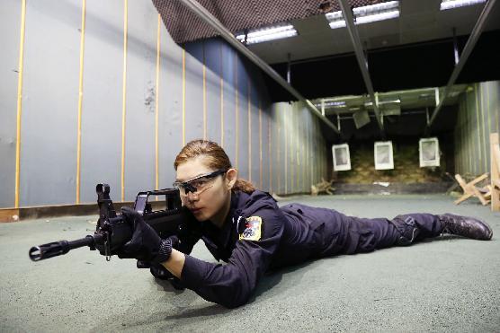 女特警持枪图片