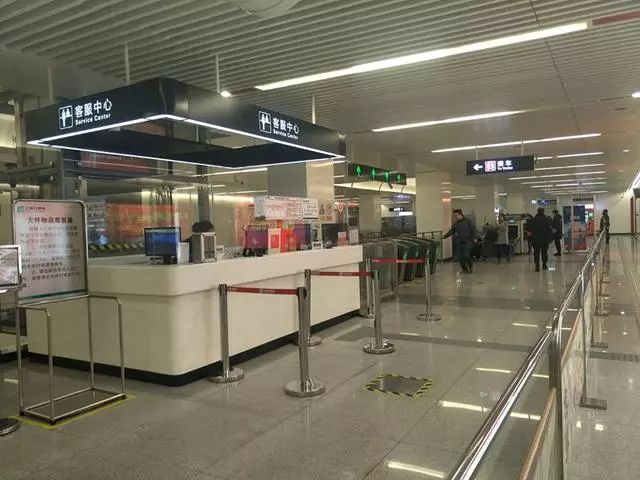 北宋站的客服中心设在两个安检口之间,市民若换零钱需要先过安检