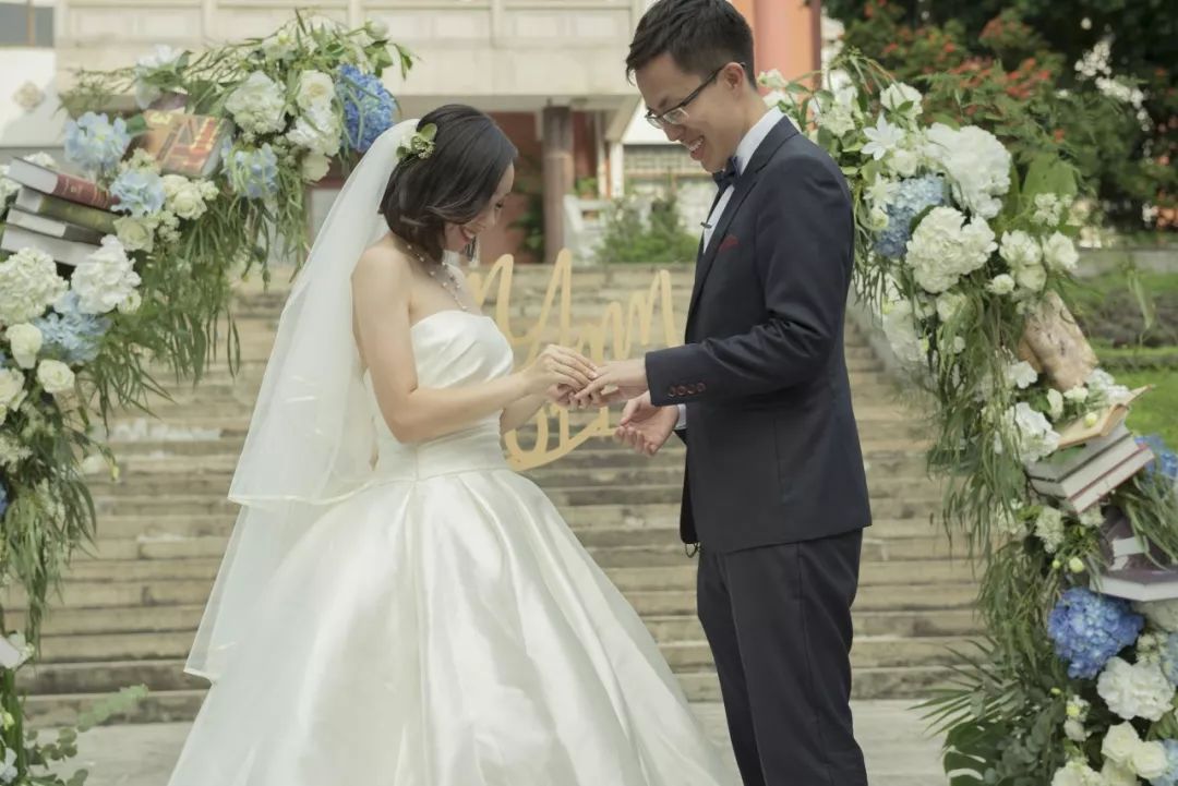 從早戀到結婚,時隔9年回母校辦婚禮,班主任做證婚人|真實婚禮