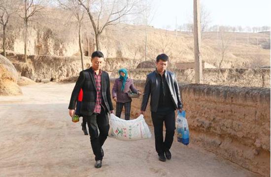 3月7日,定西市鑫龙海有限公司负责人贾玉平带领员工驱车60余公里山路