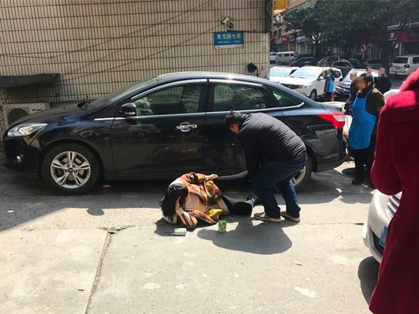 女子被身后轿车撞倒脚上皮鞋都被碾压坏了
