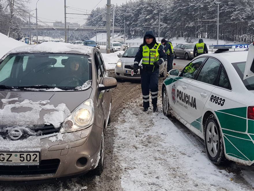 时尚 正文 即使他们没有做错任何事,立陶宛警察仍然在追赶女司机