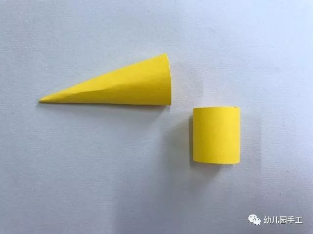 製作步驟:用彩紙製作一個錐體和圓柱體.