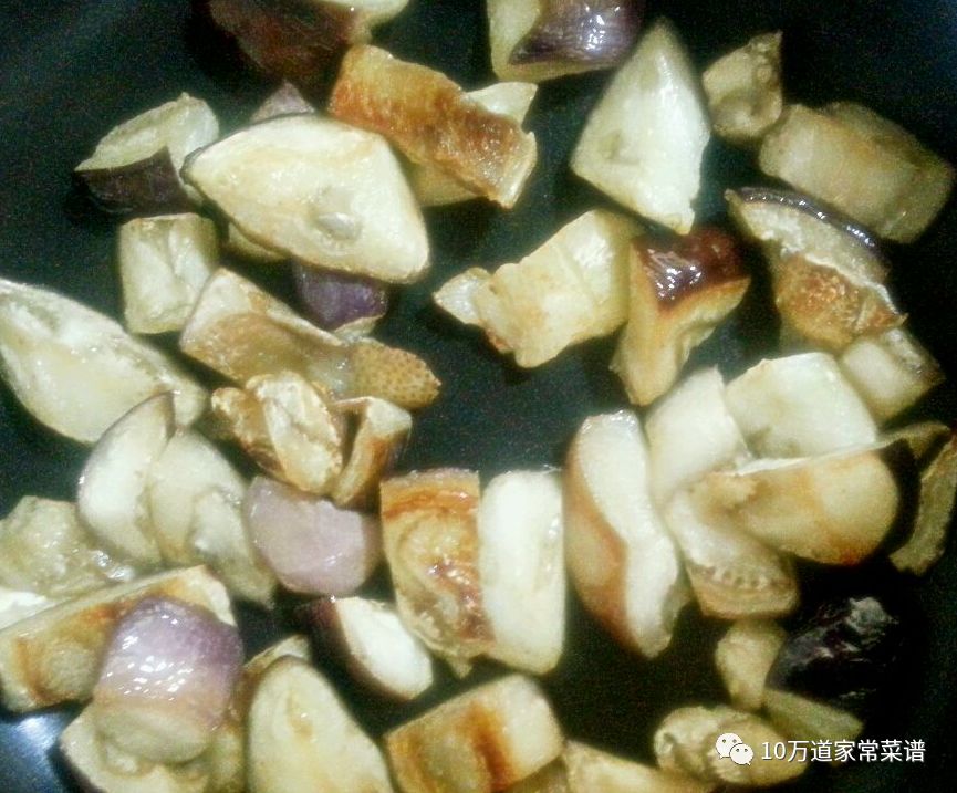 主料:圓茄子 1個 紅青椒 1個 土豆 1個 輔料:大蒜 4瓣 生抽 2勺 老抽