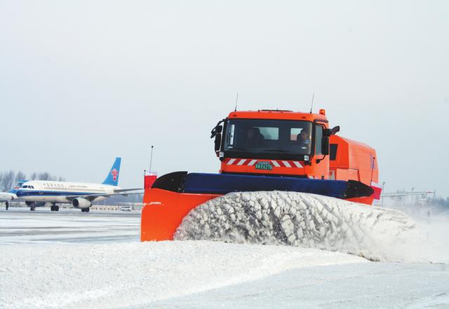 8分钟清理14万平米跑道 哈尔滨机场没因雪大关闭过