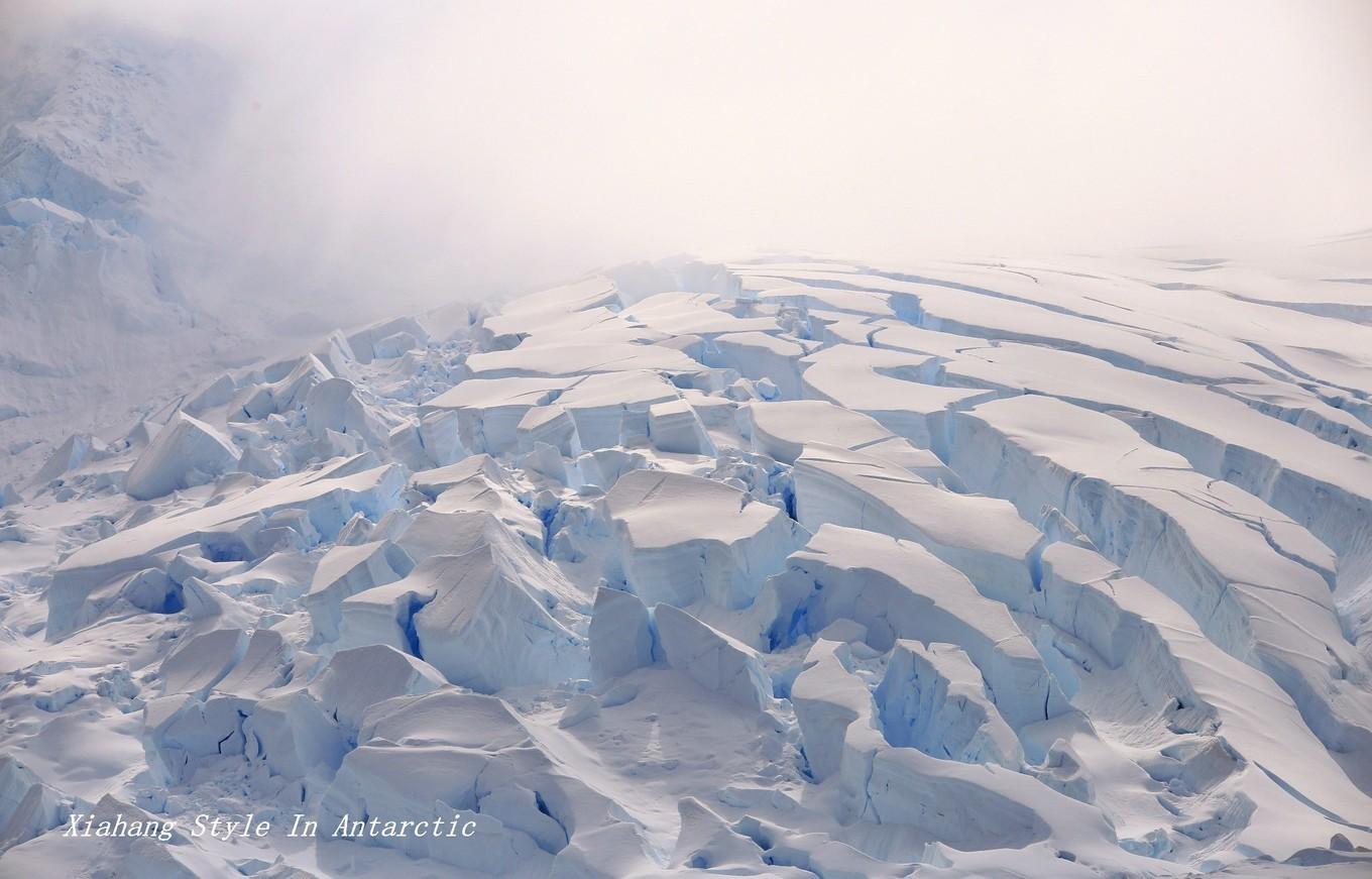 南极少数可以登陆的港湾,万年冰山尽收眼底