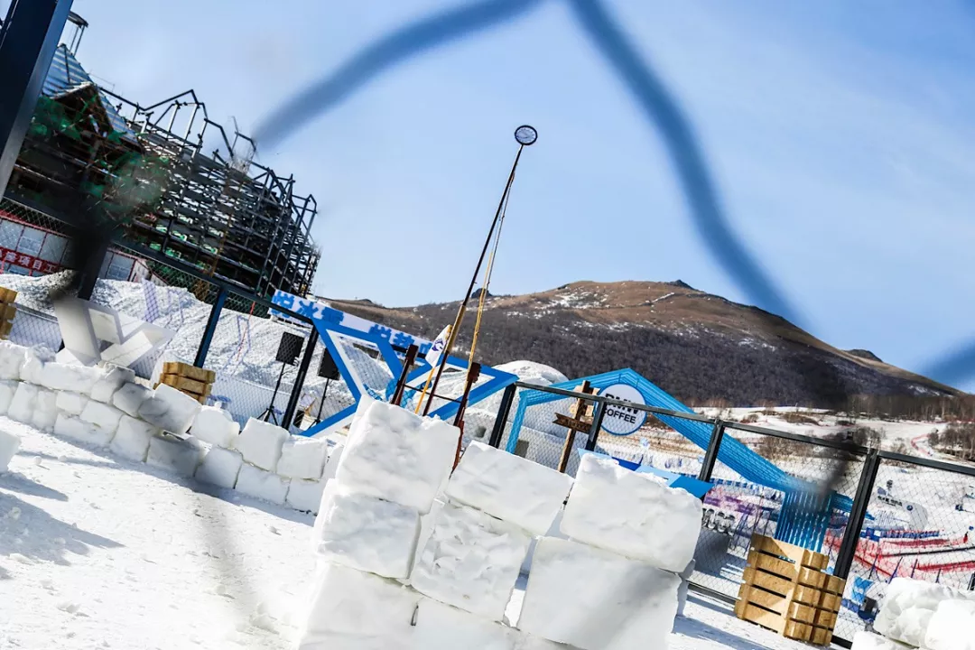 滑雪場建立了緊密的合作關係,設計了線上,線下全方位的立體體驗項目