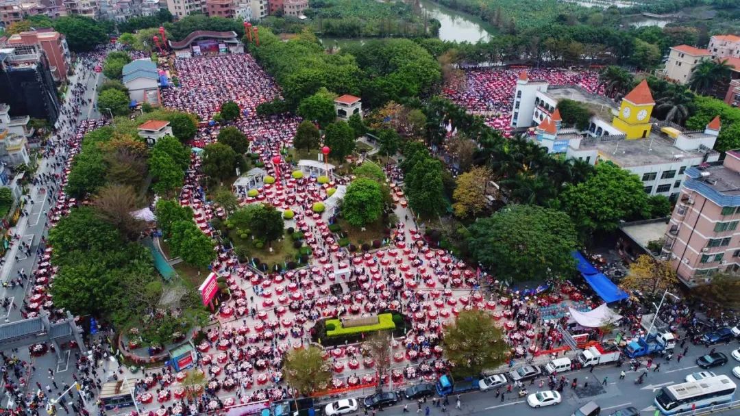 經東莞市駿業會計師事務所統計,共有27113人參加大步萬人宴,一舉超越