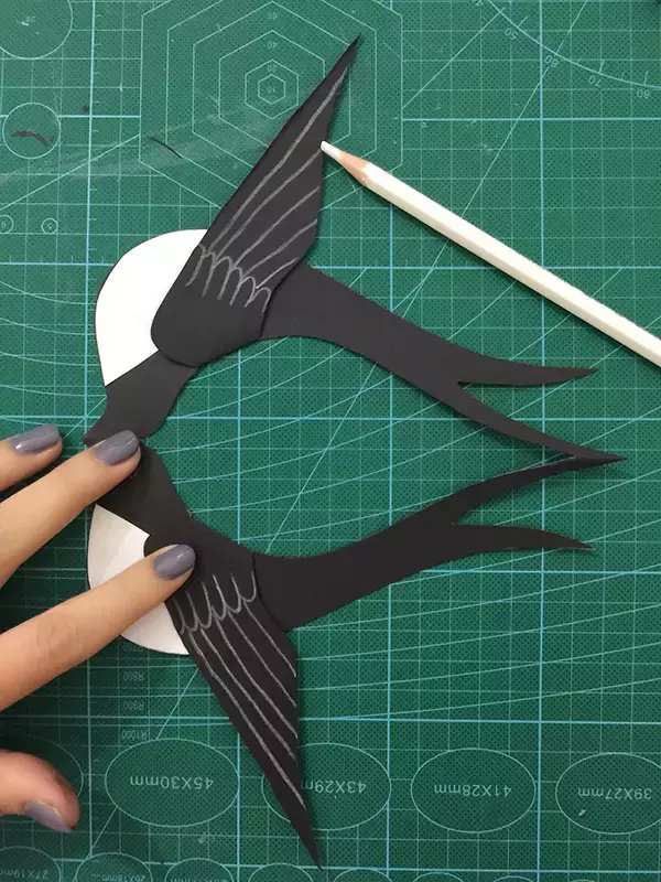 只需要黑色的卡纸和白色的彩铅,就可以做出栩栩如生的燕子啦