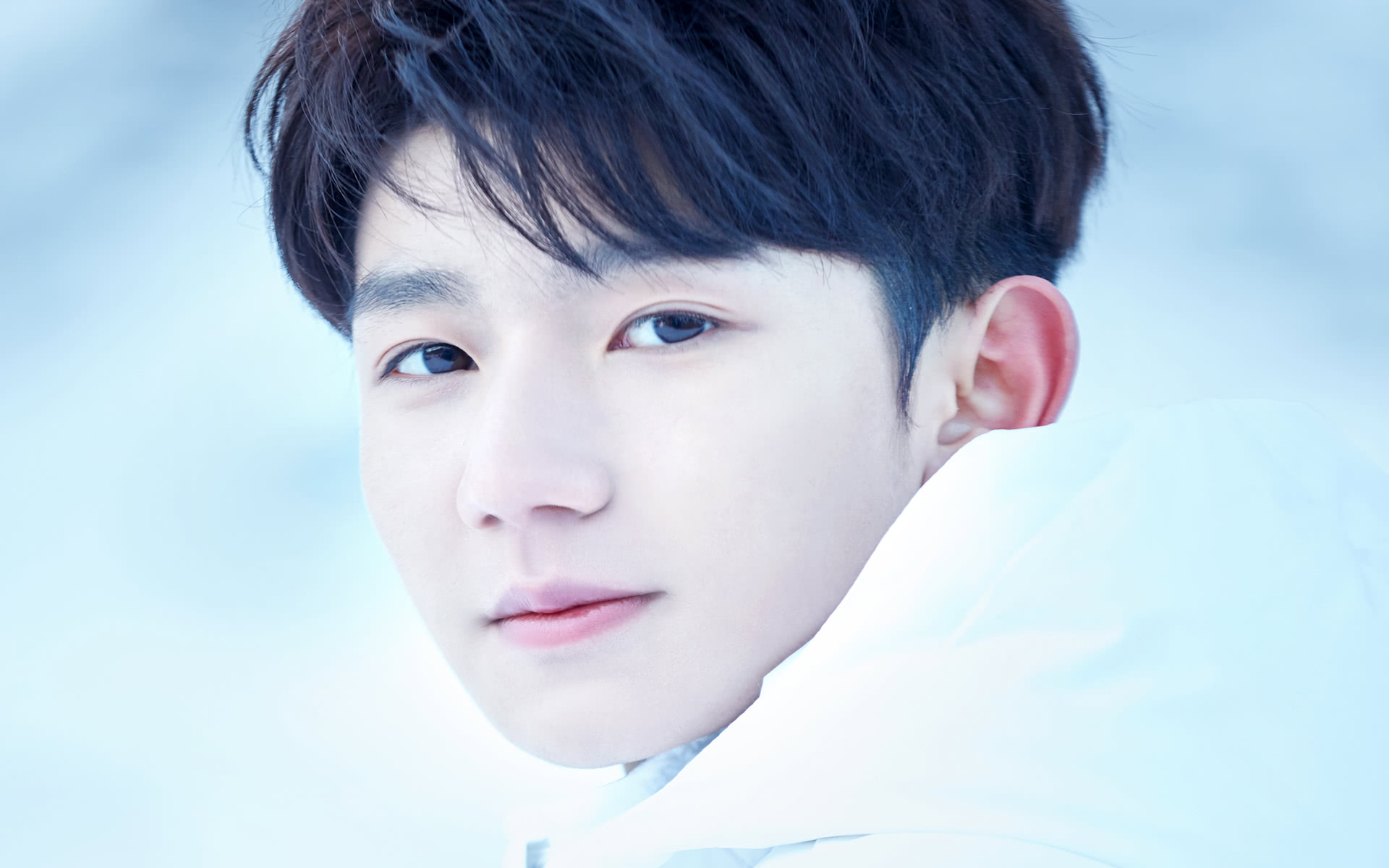 tfboys王源戶外帥照冰雪之間乾淨少年