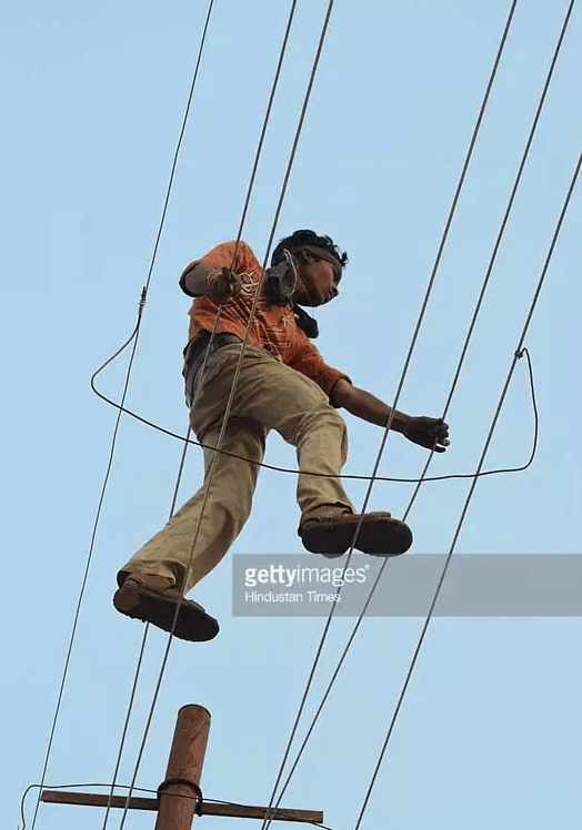 看一眼印度街頭的電線,就知道印度的電工多麼不容易.不知