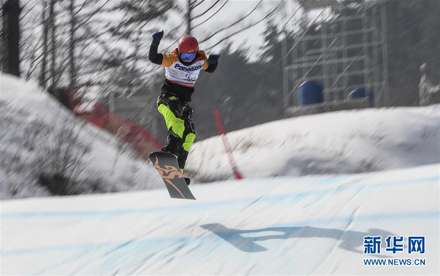 平昌冬残奥会 中国选手孙奇晋级单板滑雪八分之一决赛