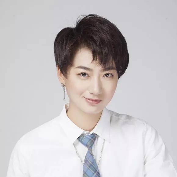 屈凌西(拿过一次单期冠军,一位极具亲和力的女生)傻白甜,估计演艺圈有