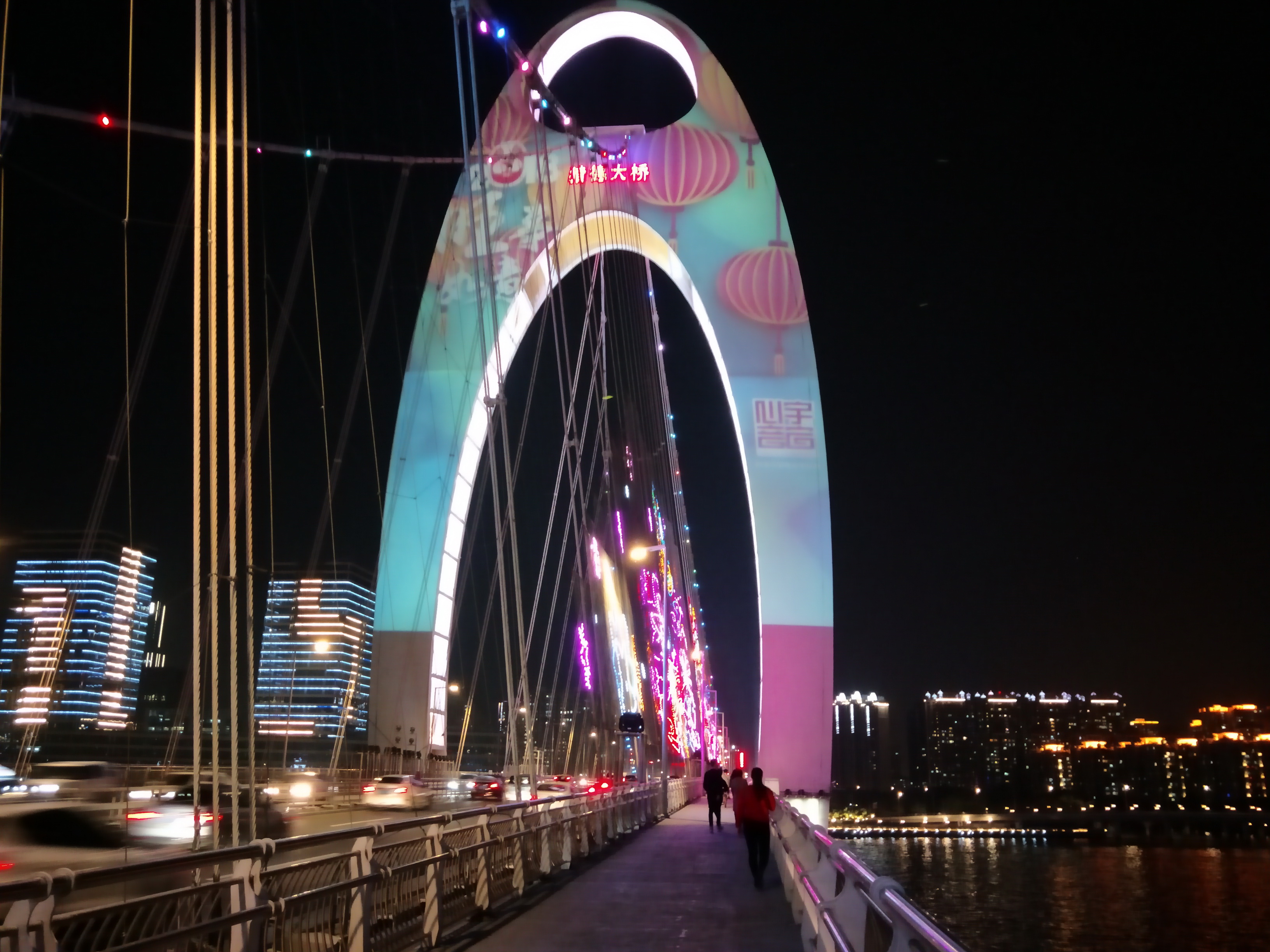 广州珠江上的悬索桥坐拥珠江两岸魅力夜景