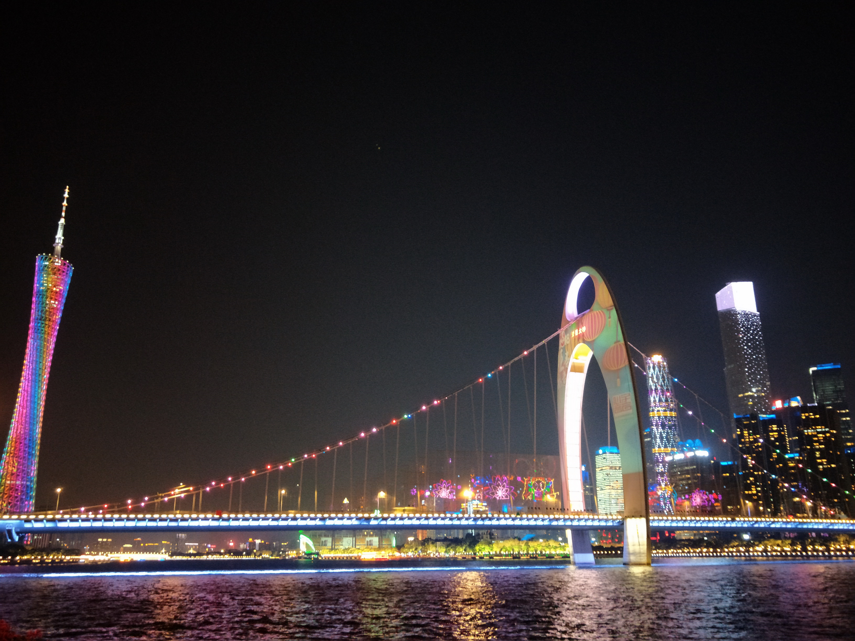 广州珠江上的悬索桥,坐拥珠江两岸魅力夜景