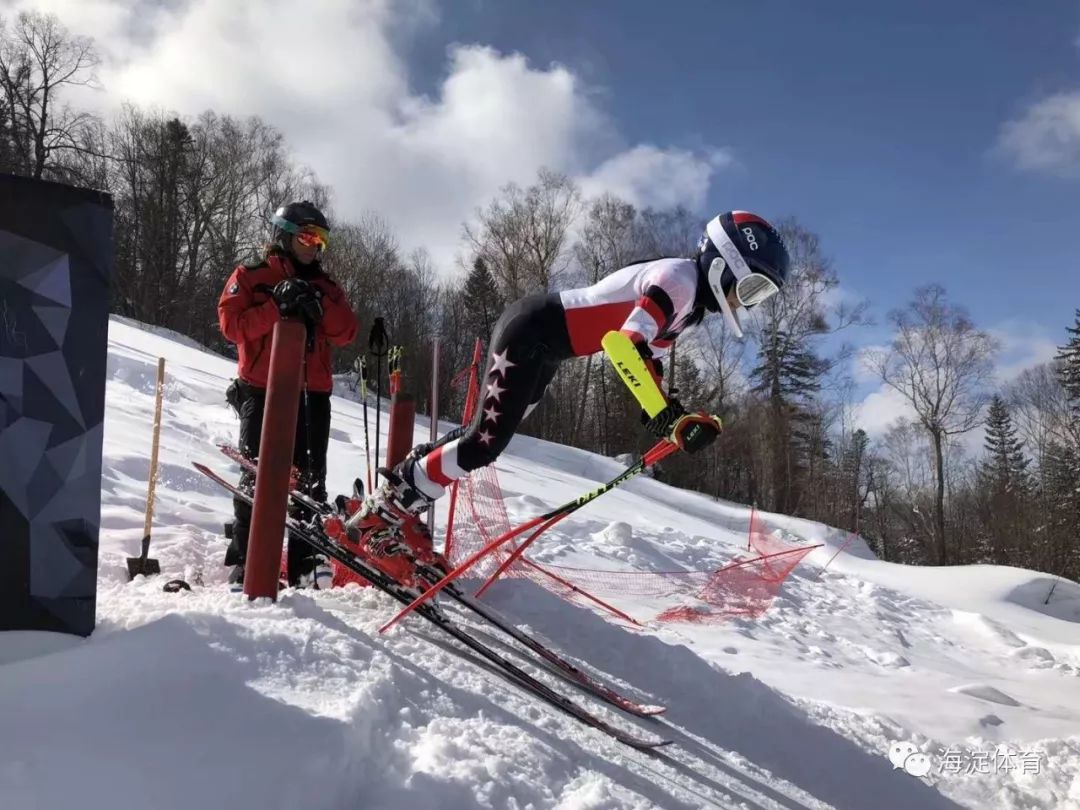 我區隊員張丁月在全國高山滑雪青少年錦標賽中為北京隊摘大回轉金牌!