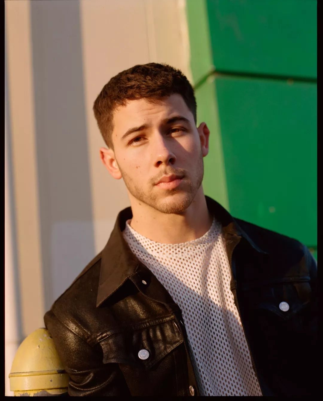 超模尼尼nickjonas穿皮褲登雜誌快來換壁紙