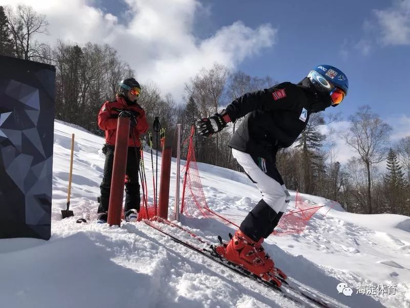 我區隊員張丁月在全國高山滑雪青少年錦標賽中為北京隊摘大回轉金牌!