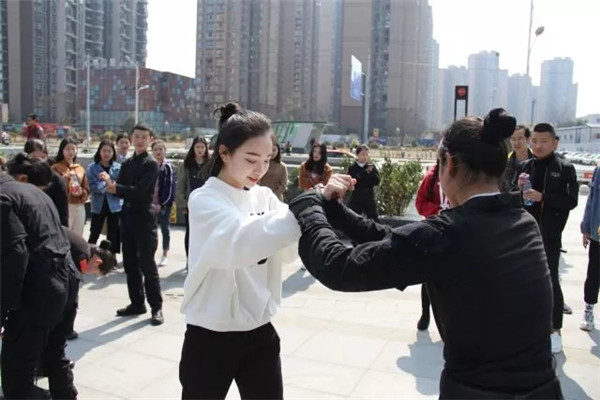 成都航空旅游职业学校"凤蝶女子反恐队"走上街头教授防身术