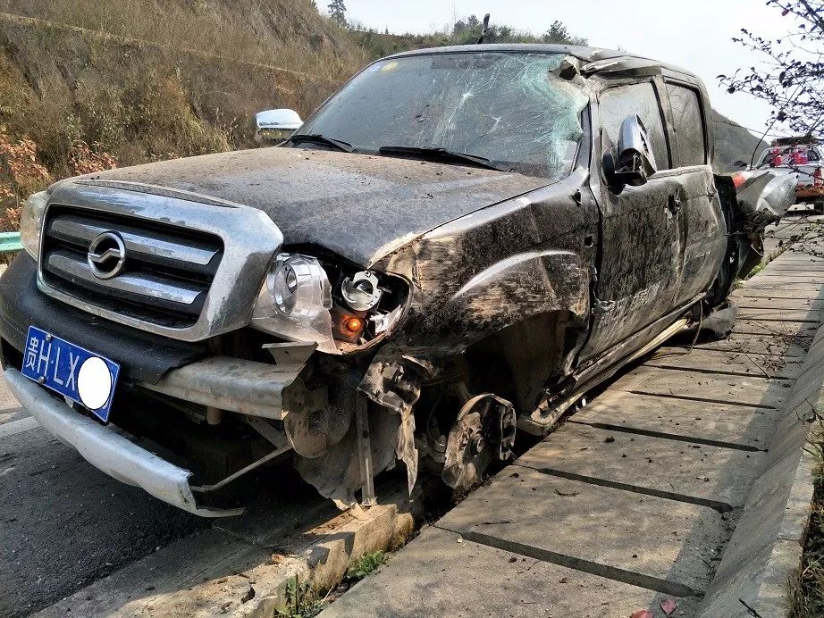 高速路上突遇爆胎皮卡車原地甩180度後側翻