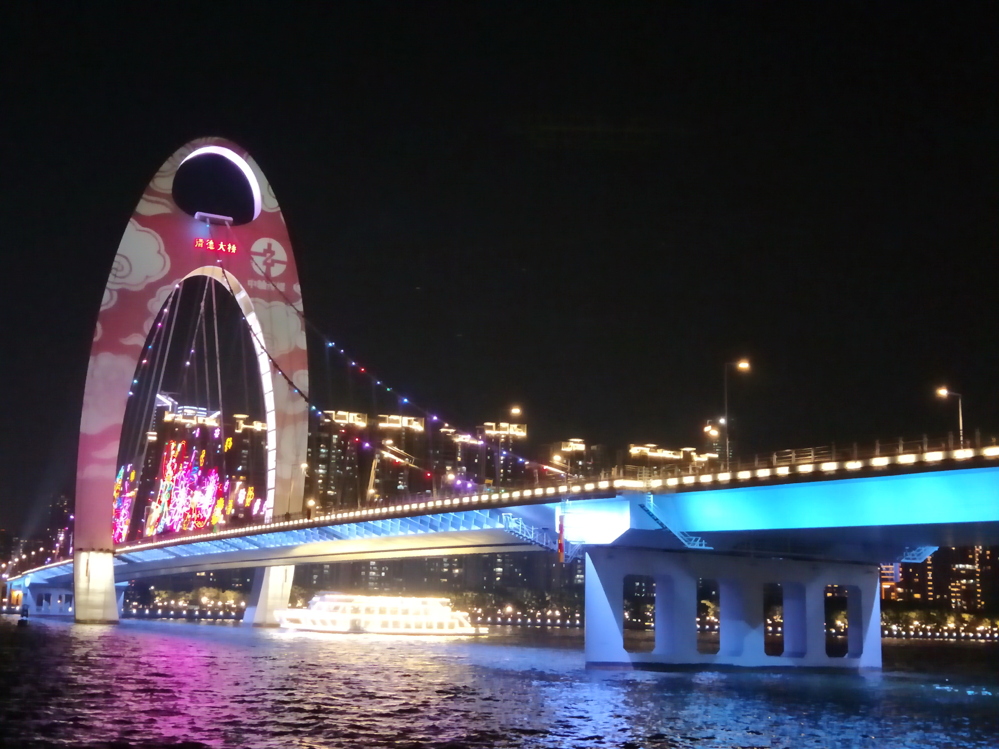 广州珠江上的悬索桥坐拥珠江两岸魅力夜景