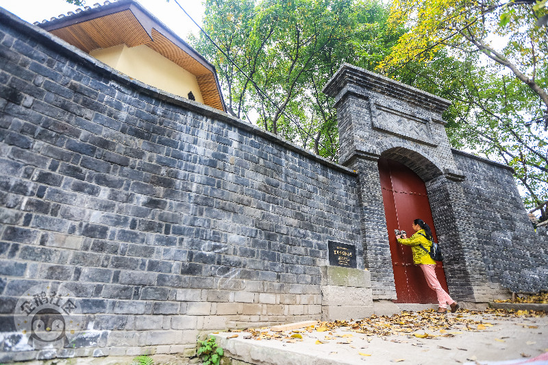 登上第八步道,来到了马鞍山村18号沈钧儒旧居,他著名爱国民主人士