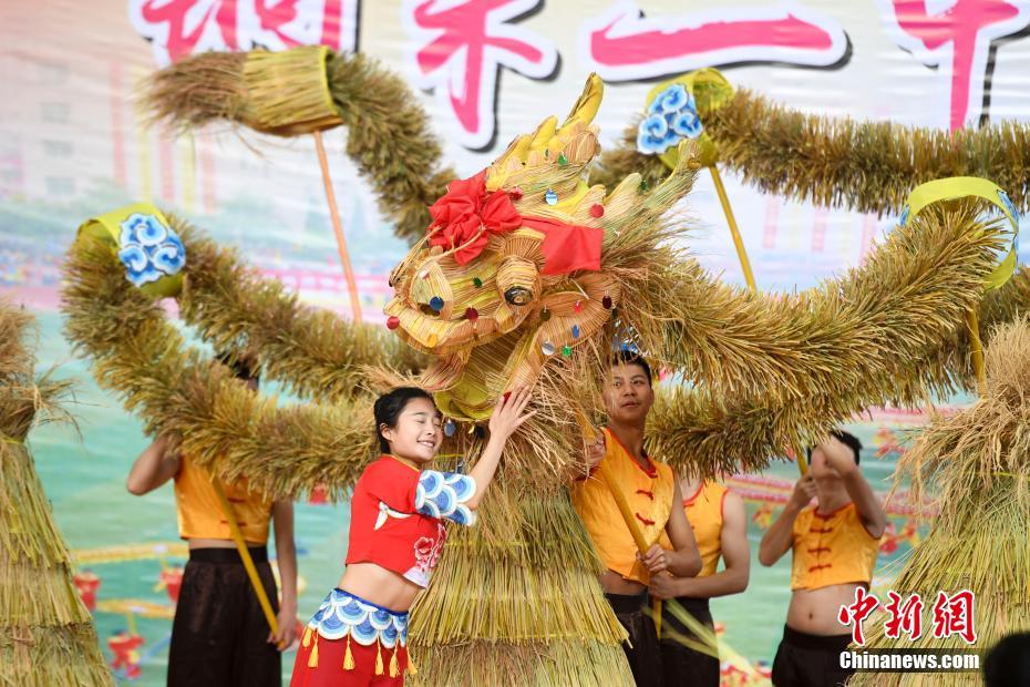 学子用舞蹈的方式表演稻草龙.