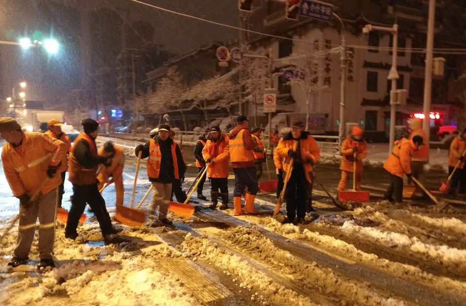 瀋陽暴雪來襲部分中小學停課一天瀋陽人都被大雪震住了冬天還要繼續