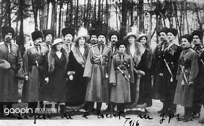 1916年,nicholas ii, 沙皇尼古拉斯二世和家人与哥萨克骑兵合影