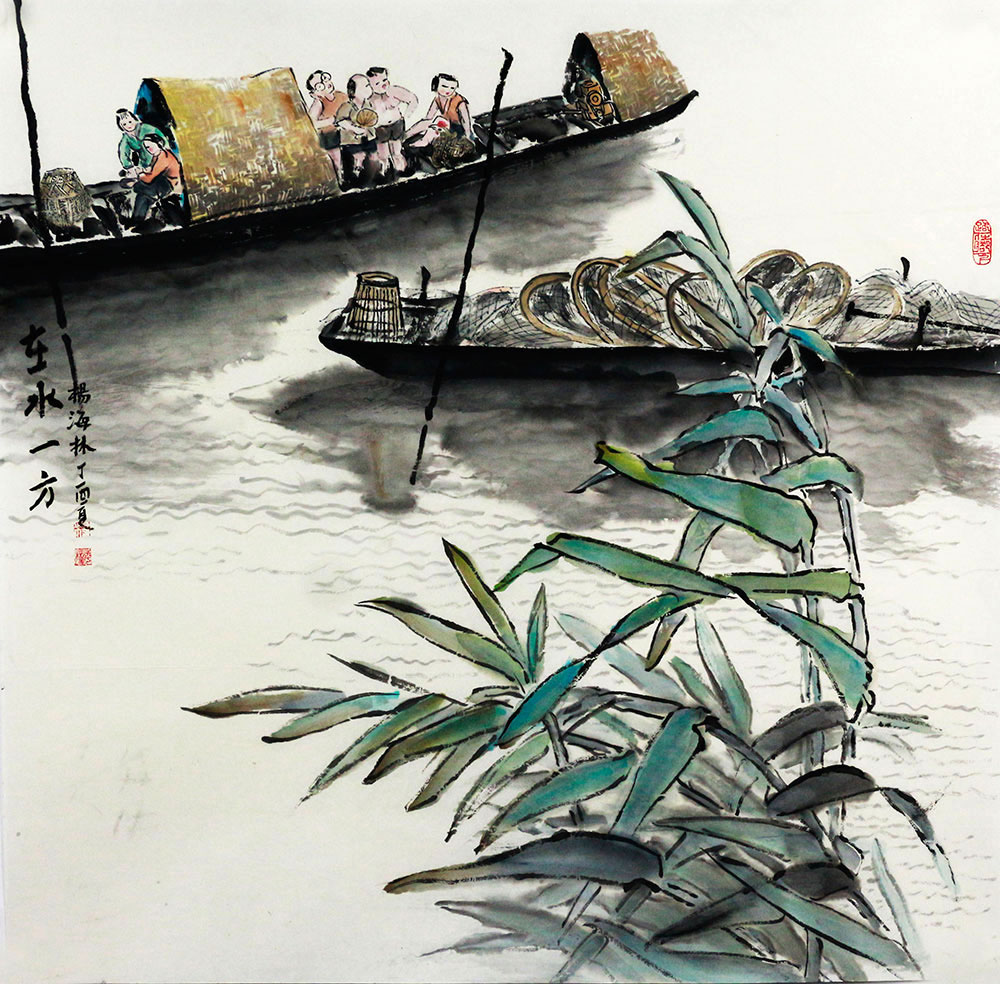 幅画作《在水一方》,画面上,水波荡漾,水草高大碧绿,江面停泊两艘渔船