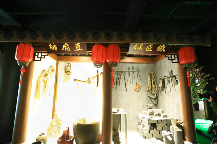 随后是一些古代比较常见的商铺,如裁缝铺子,豆腐坊,药店,铁匠铺等,其