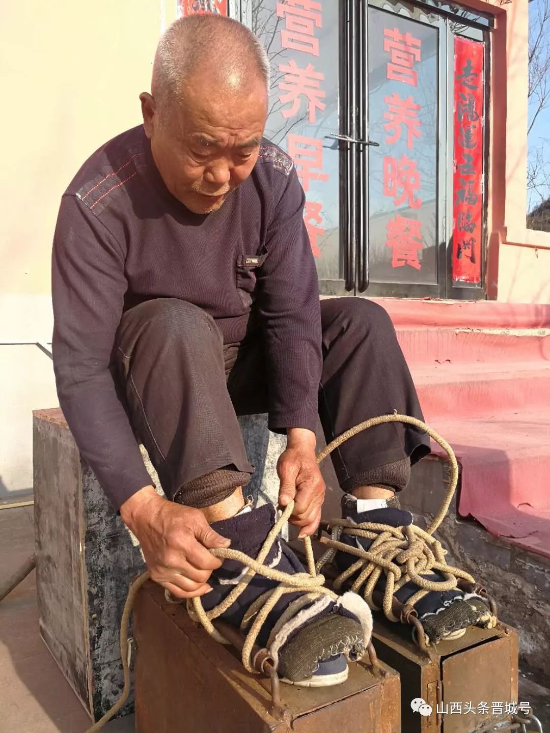 沁水74岁老汉,每天穿着一双重近千斤的铁鞋遛弯!(内有视频)