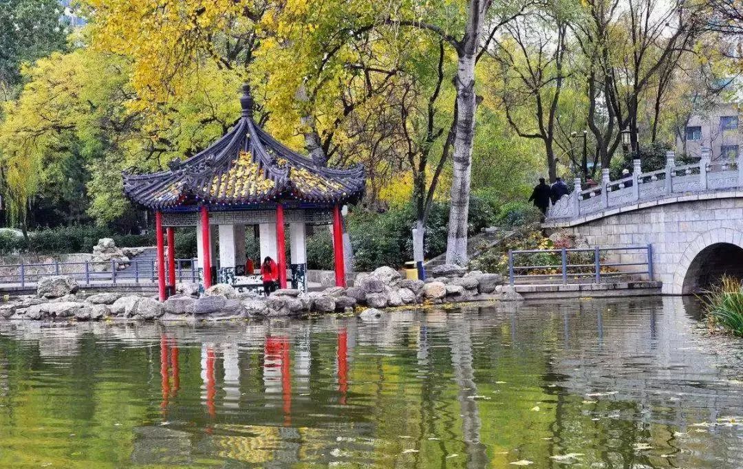 丨蓮湖公園曾是明秦王朱樉修建的蓮花池遺址丨丨西安的地標建築—鐘樓