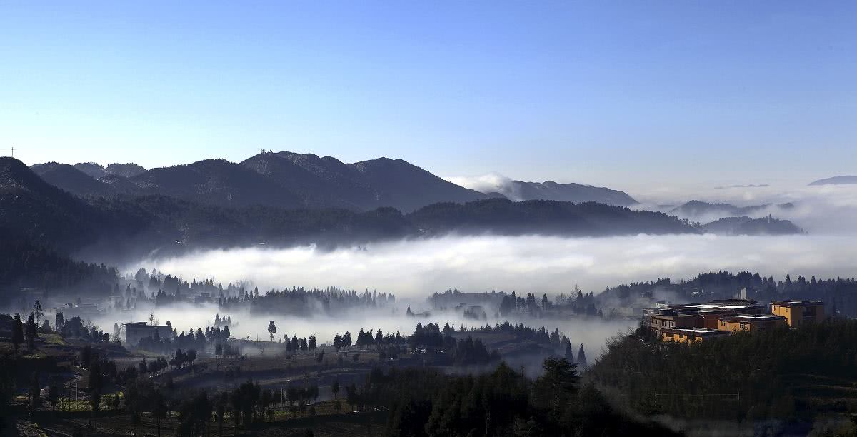 《霧鎖山城》