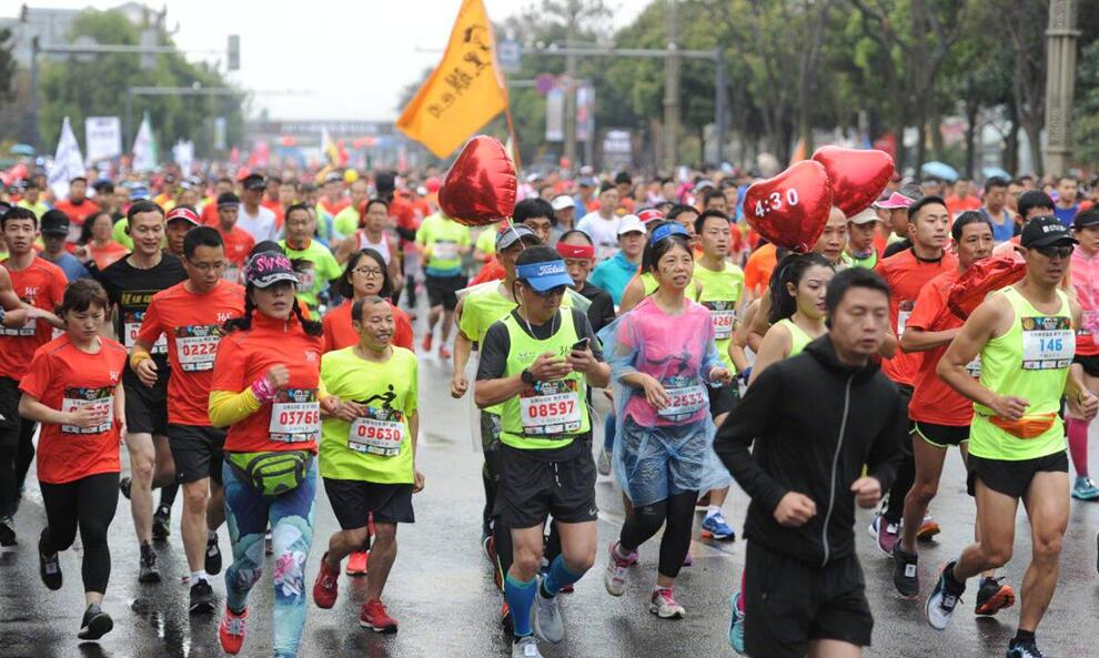 成都双遗马拉松雨中起跑关思杨获男子半程冠军