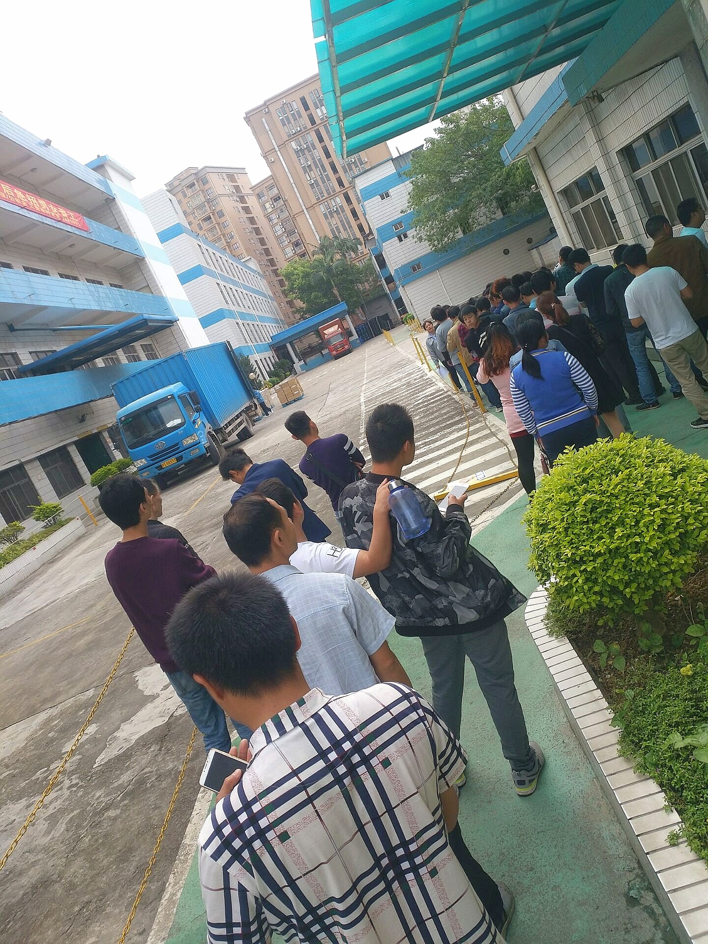 星期天 深圳某工厂门口,求职者排起了长队,只为等待工厂的面试