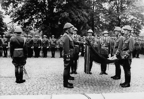 两德统一,东西德国防军换防,西德的基佬实在太基了……人民军仪仗队