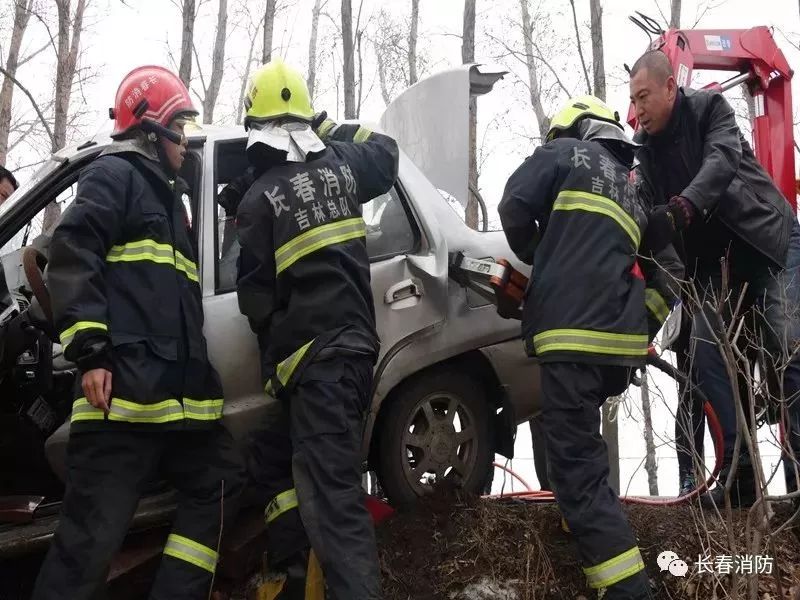 公路突发车祸,农安消防成功解救被困司机