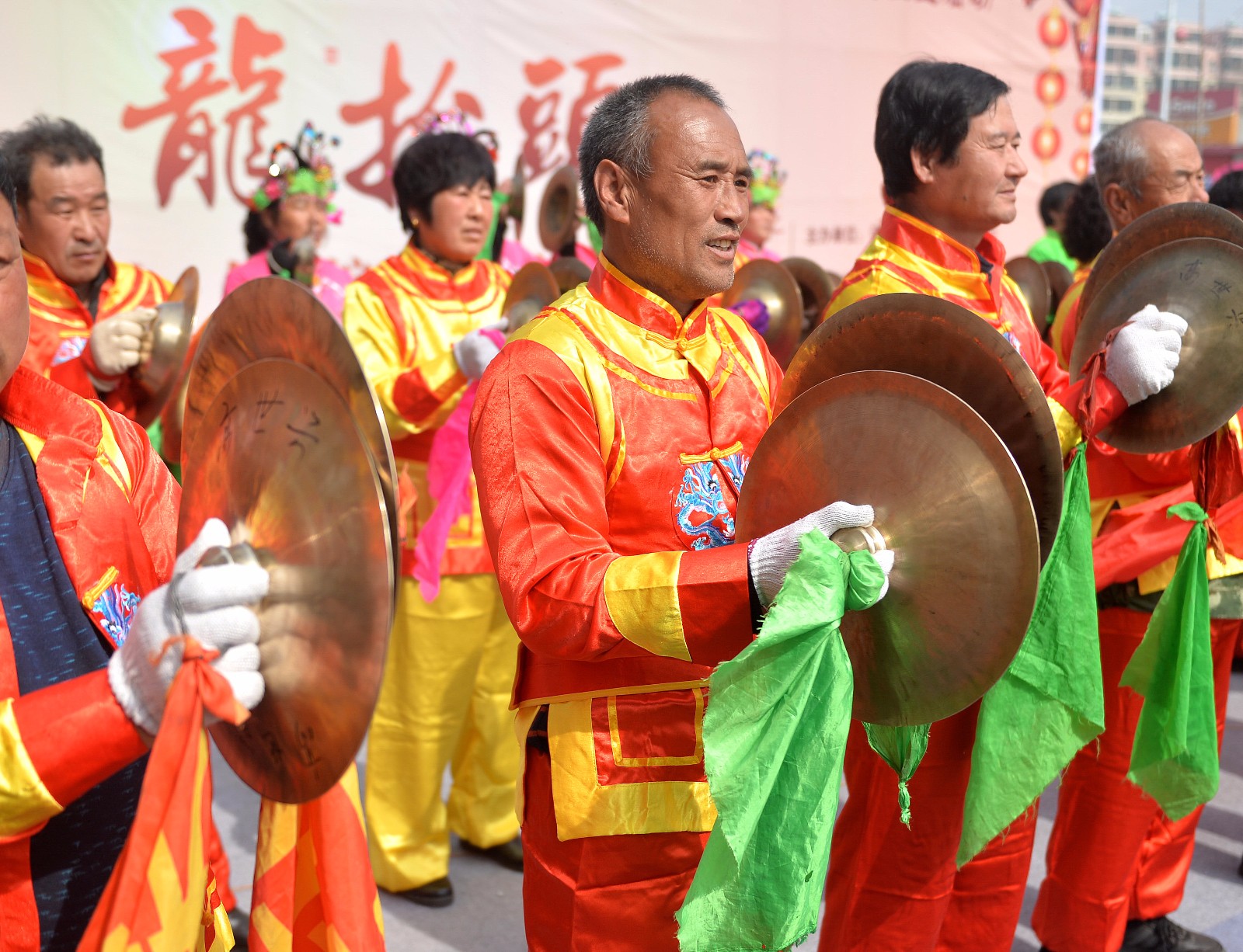 其餘男鼓手有挎鼓,有大鐃跟隨一起合奏,隊形變換如游龍飛舞,時有站立.