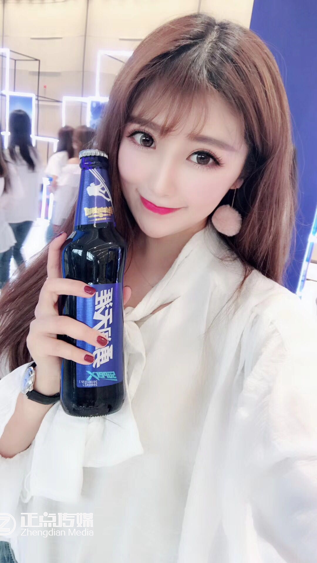 女生手拿雪花啤酒图片