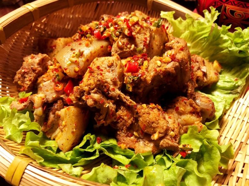 [彝家坨坨猪肉]:彝族坨坨肉是彝族人逢年过节及招待贵客的招牌菜,其肉