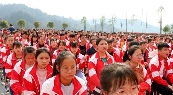 3月15日,锦屏县人民法院涉毒案件巡回庭审走进锦屏县三江中学校门,以