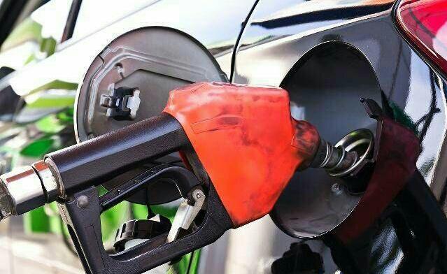 以为汽车在行驶时,油箱里的汽油体积会膨胀,加的太满容易涨破油箱