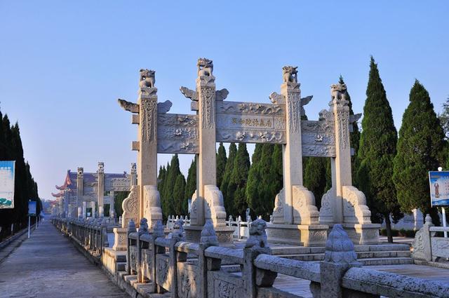 遺憾的是, 南海禪寺曾多次遭到破壞,古建所剩無幾.