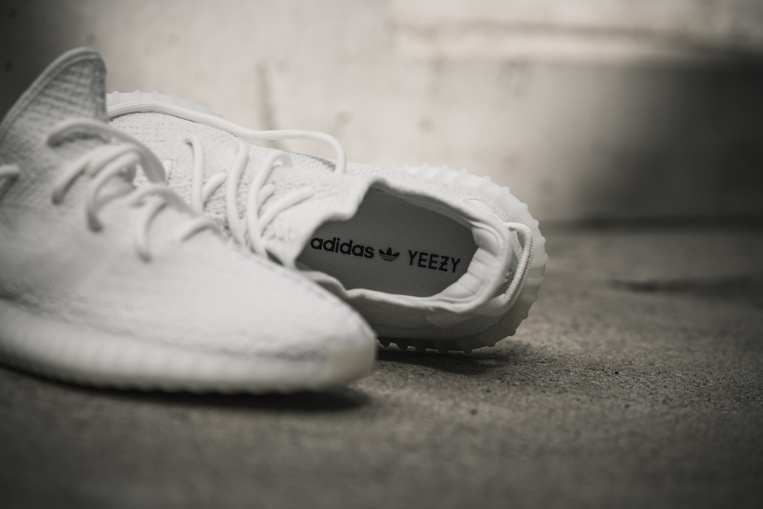 yeezy boost 350 v2 cream white今夏再发售?还给你亲子装的机会!