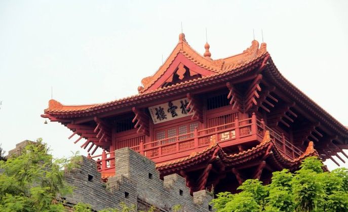 披雲樓始建於北宋政和三年(公元1118年),樓高三層,是作為瞭望臺而建造