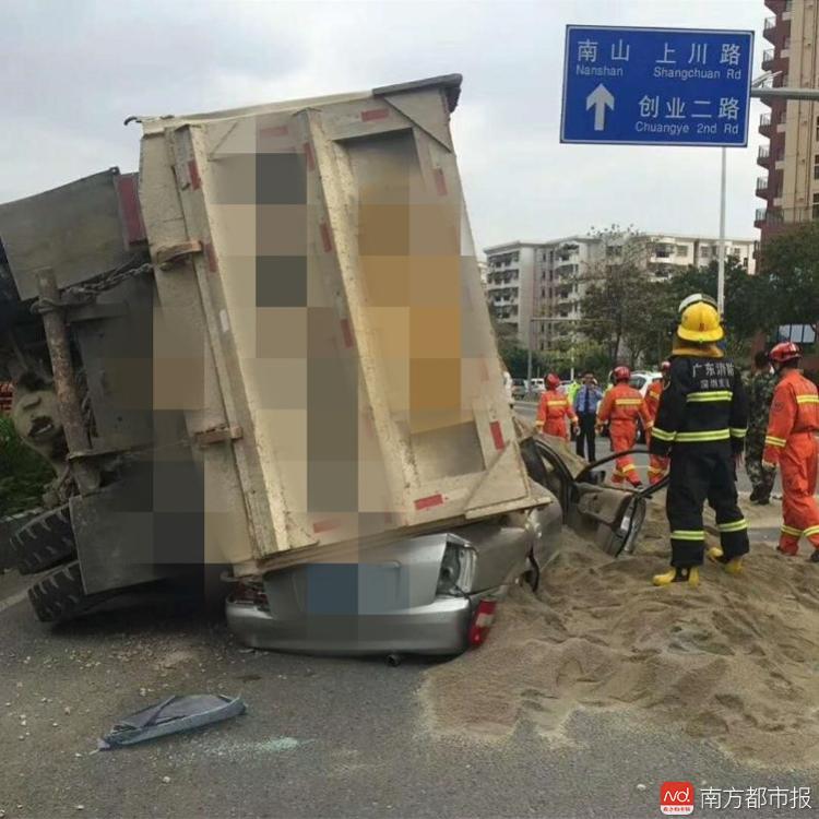 深圳一泥头车侧翻压扁小轿车 1人当场死亡